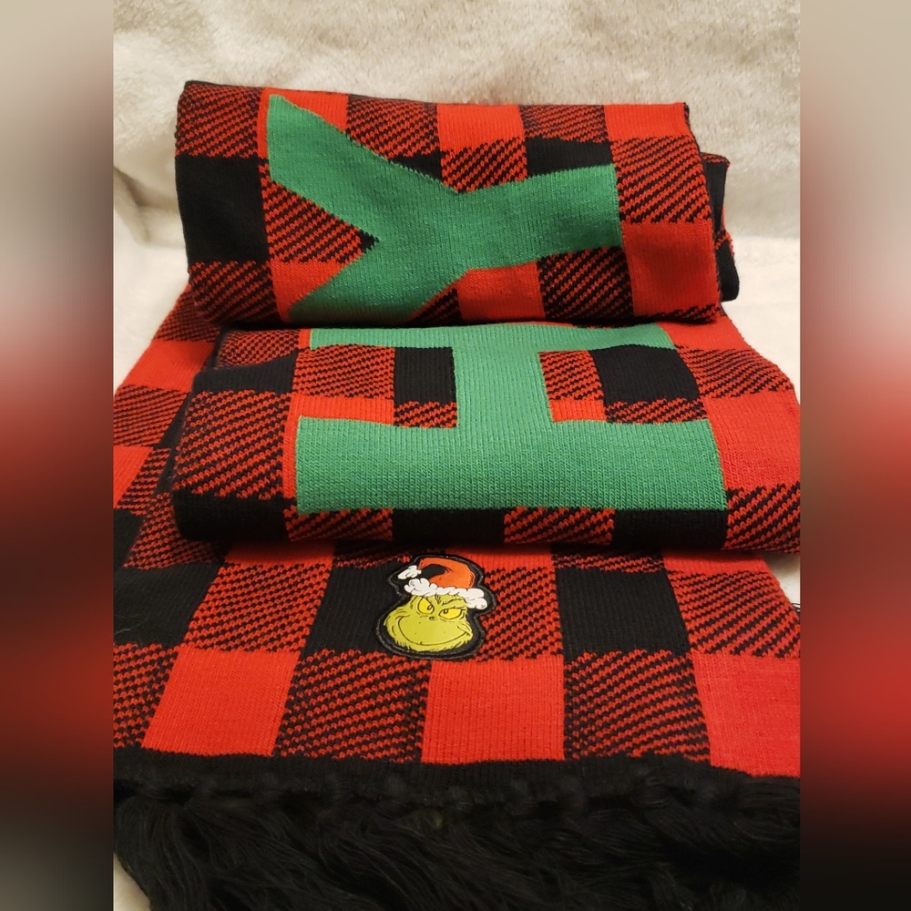 Universal‎ Orlando Grinch Scarf. NWOT